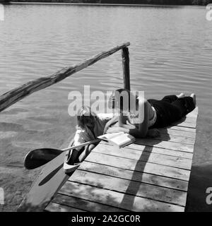 Zwei junge Frauen am Ufer eines Badesees in Österreich, 1930er Jahre. Due giovani donne sulla riva di un lago balneabile in Austria, 1930s. Foto Stock