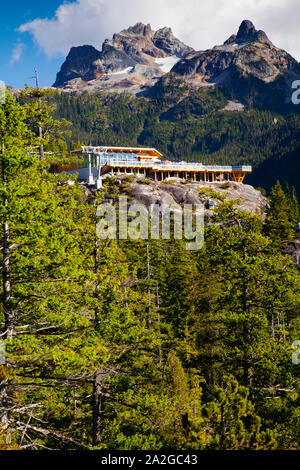 Il summit lodge della gondola con Sky pilota e co-pilota monti incombenti su di esso, Squamish, BC. Foto Stock