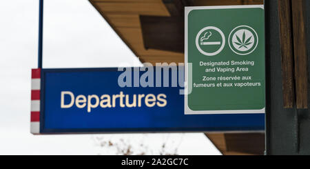 Richmond, British Columbia, Canada. Xxi Sep, 2019. Un segno per una fumatori e vaping (tabacco e cannabis) area all'Aeroporto Internazionale di Vancouver South Terminal, Richmond, B.C. sabato 21 settembre, 2019. Credito: Bayne Stanley/ZUMA filo/Alamy Live News Foto Stock