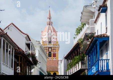 Cattedrale di Santa Caterina di Alessandria appare nell'horizont tra i balconi coloniali di Cartagena Foto Stock