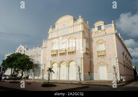 Facciata di Adolfo Mejía teatro nella città murata di Cartagena. Foto Stock