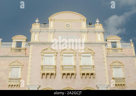 Facciata di Adolfo Mejía teatro nella città murata di Cartagena. Foto Stock