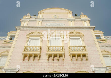 Facciata di Adolfo Mejía teatro nella città murata di Cartagena. Foto Stock