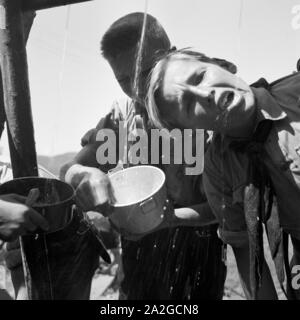 Hitlerjungen löschen ihren Durst un einem Brunnen in der Nähe von Spitz in Niederösterreich, Österreich 1930er Jahre. Hitler giovani di bere da un pozzo di Spitz, Austria Inferiore, Austria 1930s. Foto Stock