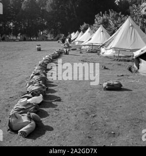 Das Marschgepäck der Hitlerjungen Hitlerjjugend im Lager gepackt ist zum Abmarsch, Österreich 1930er Jahre. Il settore pacchi sono pronti per lasciare la gioventù hitleriana camp, Austria 1930s. Foto Stock