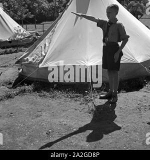 Ein Hitlerjunge beim Grüßen eines Vorgesetzten mit dem Deutschen saluto im Hitlerjugend Lager, Österreich 1930er Jahre. Una gioventù hitleriana salutando un superior hthe wit saluto nazista a Hitler youth camp, Austria 1930s. Foto Stock