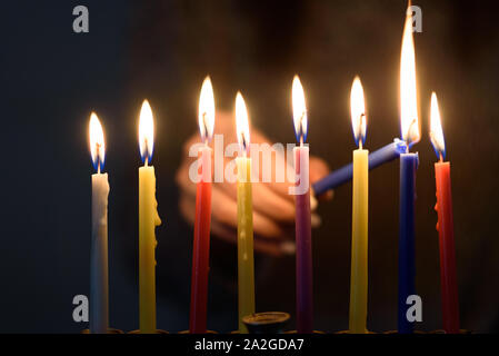 Hanukkah festa ebraica celebra otto giorni per contrassegnare i 8 giorni olio bruciato. Persone festeggiano Chanukah accendendo candele su una menorah, chiamato anche Hanukiyah. Ogni notte, ancora una candela è accesa. Foto Stock