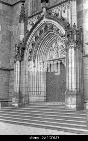 Portal der St. Petri dom di Brema, Deutschland 1930er Jahre. La cattedrale di San Pietro chuirch gate a Bremen, Germania 1930s. Foto Stock