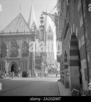 Die St. Petri Kirche und das Rathaus in Brema, Deutschland 1930er Jahre. Municipio di Brema e la cattedrale di San Pietro, Germania 1930s. Foto Stock