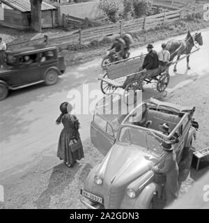 Eine Opel Kadett ho Limousine in einem Dorf in Österreich, 1930er Jahre. Una Opel Kadett ho Limousine a un villaggio in Austria, 1930s. Foto Stock