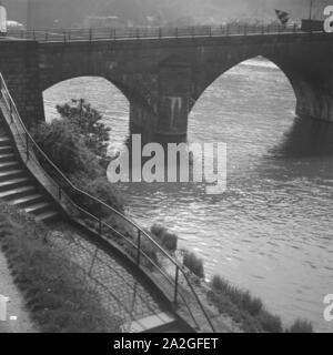Die alte Brücke über den Neckar a Heidelberg, Germania 1930er Jahre. Il vecchio ponte sul fiume Neckar a Heidelberg, Germania 1930s. Foto Stock