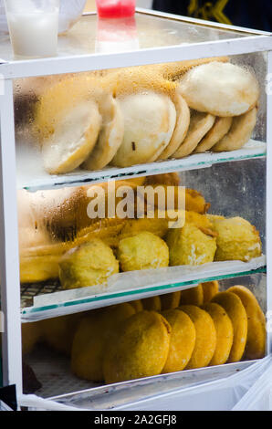 Tradizionale cibo di strada per colazione a Cartagena Foto Stock