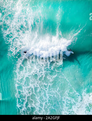 Surfers godendo massicce ondate di sunrise nell'oceano. Condizioni di belle e spot per la mattinata una gara di surf per mantenere sani e in forma Foto Stock