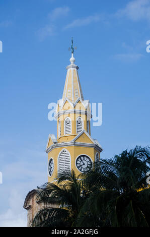 La famosa torre dell'orologio all'ingresso della città murata di Cartagena de Indias Foto Stock