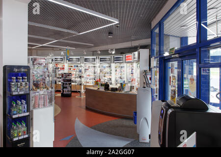Bruzgi, Bielorussia - Agosto 11, 2019: vetrina parfumeria nel duty free shop Bela mercato Duty Free al checkpoint Bruzgi Foto Stock