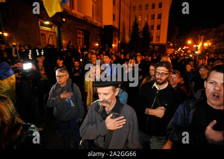 Kiev, Ucraina. 02oct, 2019. Gli ucraini a cantare l'inno nazionale dell'Ucraina durante la protesta di fronte presidenziali ufficio.ucraini protesta contro la firma del cosiddetto Steinmeier formula, che prevede un regime speciale per il russo-backed territori separatista in Ucraina orientale. Credito: SOPA Immagini limitata/Alamy Live News Foto Stock