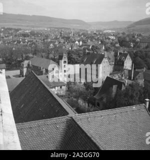 Unterwegs durch die deutsche Landschaft, Deutschland 1930er Jahre. Sulla strada attraverso il paesaggio tedesco e piccola città, Germania 1930s. Foto Stock