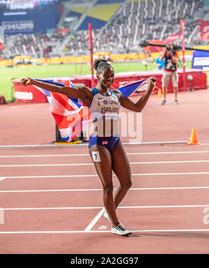 Dina Asher-Smith festeggia dopo aver vinto una medaglia di oro in campo femminile 200m finale del giorno sei del XVII IAAF mondiale di atletica Doha 2019 Al Khalifa International Stadium. Credito: SOPA Immagini limitata/Alamy Live News Foto Stock