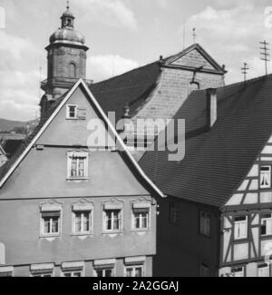 Unterwegs durch die deutsche Landschaft, Deutschland 1930er Jahre. Sulla strada attraverso il paesaggio tedesco e piccola città, Germania 1930s. Foto Stock