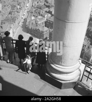 Blick von der Michaeliskirche auf die Stadt Hamburg, Deutschland 1930er Jahre. Vista dalla torre campanaria della chiesa di St. Michael per la città di Amburgo, Germania 1930s. Foto Stock