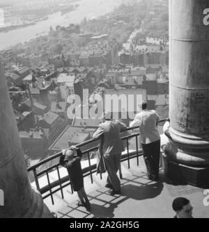 Blick von der Michaeliskirche auf die Stadt Hamburg, Deutschland 1930er Jahre. Vista dalla torre campanaria della chiesa di St. Michael per la città di Amburgo, Germania 1930s. Foto Stock