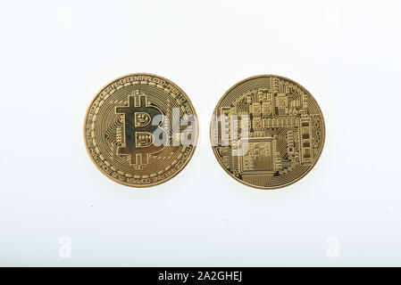 Bitcoin & cryptocurrency isolati su sfondo bianco Foto Stock