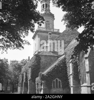 Die evangelische lutherische San Nikolai Kirche in Rinteln an der Weser, Deutschland 1930er Jahre. Protestand luterana St. Chiesa di San Nicola a Rinteln sul fiume Weser, Germania 1930s. Foto Stock