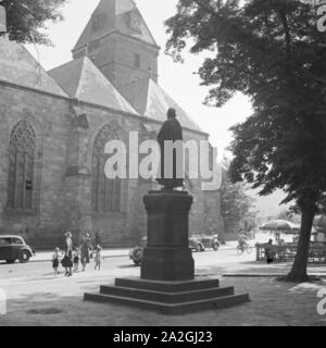 Denkmal am Münster San Bonifazius in Hameln an der Weser, Deutschland 1930er Jahre. Un monumento da San Bonifazius minster presso la città di Hameln sul fiume Weser, Germania 1930s. Foto Stock