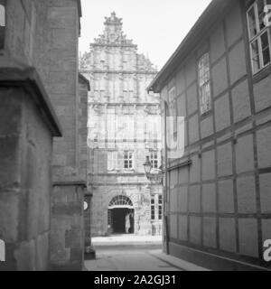 Das Rattenfängerhaus in der Osterstraße in der Altstadt von Hameln an der Weser, Deutschland 1930er Jahre. Pied Piper's House al Osterstrasse Street nella città vecchia di Hameln sul fiume Weser, Germania 1930s. Foto Stock