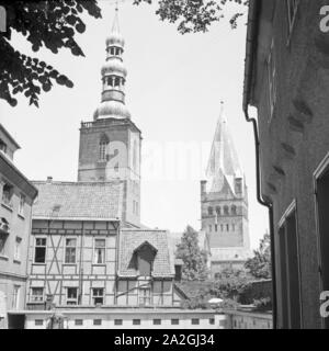 Blick auf die St. Petri Kirche und den San Patrokli Dom a Soest in Westfalen, Deutschland 1930er Jahre. Vista di San Petri la chiesa e la chiesa di San Patrokli cattedrale a Soest in Westfalia, Germania 1930s. Foto Stock