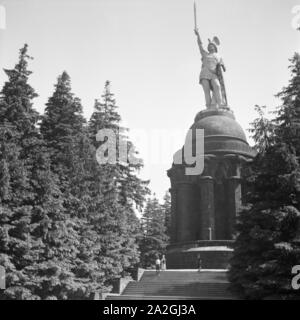 Das Hermannsdenkmal in der Nähe von Hiddesen bei Detmold, Deutschland 1930er Jahre. Hermann monumento accanto a Hiddesen vicino a Detmold, Germania 1930s. Foto Stock