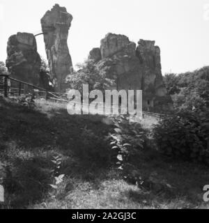 Die Externsteine bei Horn im Teutoburger Wald, Deutschland 1930er Jahre. Externsteine rock formazione vicino al Corno della Foresta Teutoburg, Germania 1930s. Foto Stock