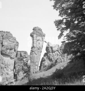 Die Externsteine bei Horn im Teutoburger Wald, Deutschland 1930er Jahre. Externsteine rock formazione vicino al Corno della Foresta Teutoburg, Germania 1930s. Foto Stock