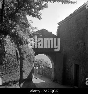 Der Hof von Burg Waldeck am Edersee in Hessen, Deutschland 1930er Jahre. Cortile del Waldeck castello vicino lago Edersee in Hesse, Germania 1930s. Foto Stock