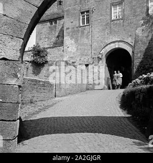 Aufgang zum Eingang zu Burg Waldeck am Edersee in Hessen, Deutschland 1930er Jahre. Accesso e ingresso a Waldeck castello vicino lago Edersee in Hesse, Germania 1930s. Foto Stock