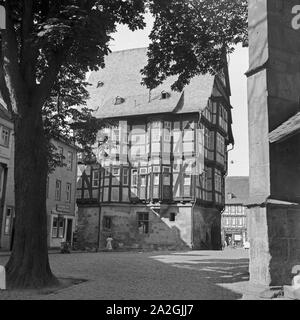 Rückseite des Rathauses in Alsfeld in Hessen, Deutschland 1930er Jahre. Parte posteriore del Alsfeld city hall di Hesse, Germania 1930s. Foto Stock