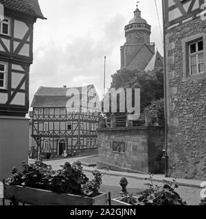 Partie in der Altstadt von Homberg mit Blick auf die evangelische Stadtkirche St. Marien, Deutschland 1930er Jahre. Impressione dalla vecchia città di Homberg con vista alla protestante la chiesa di Santa Maria, Germania 1930s. Foto Stock