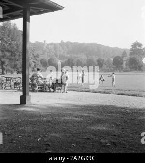 Unterwegs in der Kurstadt Bad Homburg vor der Höhe, Deutschland 1930er Jahre. Presso il resort termale di Bad Homburg vor der Hoehe, Germania 1930s. Foto Stock