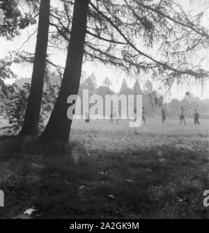 Unterwegs in der Kurstadt Bad Homburg vor der Höhe, Deutschland 1930er Jahre. Presso il resort termale di Bad Homburg vor der Hoehe, Germania 1930s. Foto Stock