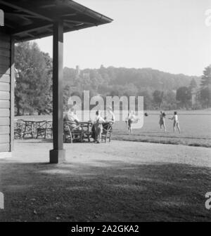 Unterwegs in der Kurstadt Bad Homburg vor der Höhe, Deutschland 1930er Jahre. Presso il resort termale di Bad Homburg vor der Hoehe, Germania 1930s. Foto Stock