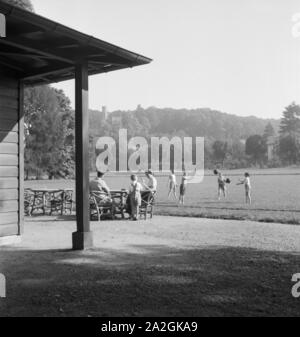 Unterwegs in der Kurstadt Bad Homburg vor der Höhe, Deutschland 1930er Jahre. Presso il resort termale di Bad Homburg vor der Hoehe, Germania 1930s. Foto Stock