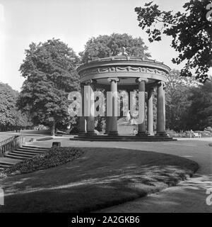 Der Elisabethenbrunnen im Kurpark von Bad Homburg, Deutschland 1930er Jahre. Elisabethenbrunnen ben nel parco a spa resort Bad Homburg, Germania 1930s. Foto Stock