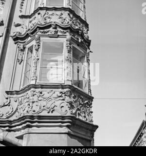 Erker un einem Jugendstilhaus in der Innenstadt a Innsbruck in Österreich, Deutschland 1930er Jahre. Jutty in un edificio art nouveau presso la città di Innsbruck in Austria, Germania 1930s. Foto Stock