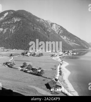 Ein Ausflug nach Pertisau am Achensee nel Tirolo, Deutsches Reich 1930er Jahre. Un viaggio a Pertisau sul lago di Achen in Tirolo, Germania 1930s. Foto Stock