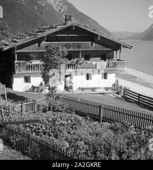 Ein Ausflug nach Pertisau am Achensee nel Tirolo, Deutsches Reich 1930er Jahre. Un viaggio a Pertisau sul lago di Achen in Tirolo, Germania 1930s. Foto Stock