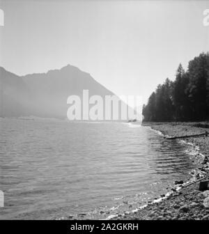 Ein Ausflug zum Achensee nel Tirolo, Deutsches Reich 1930er Jahre. Una gita al lago di Achen in Tirolo, Germania 1930s. Foto Stock