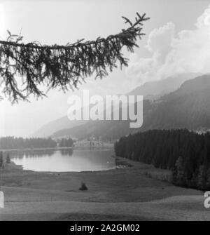 Ein Ausflug zum Schwarzsee bei Kitzbühel in Tirolo, Deutsches Reich 1930er Jahre. Una gita al lago Schwarzsee vicino a Kitzbühel in Tirolo, Germania 1930s. Foto Stock
