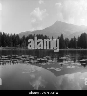Ein Ausflug zum Schwarzsee bei Kitzbühel in Tirolo, Deutsches Reich 1930er Jahre. Una gita al lago Schwarzsee vicino a Kitzbühel in Tirolo, Germania 1930s. Foto Stock