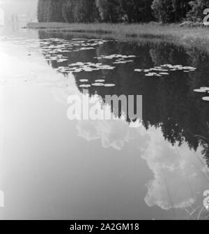 Ein Ausflug zum Schwarzsee bei Kitzbühel in Tirolo, Deutsches Reich 1930er Jahre. Una gita al lago Schwarzsee vicino a Kitzbühel in Tirolo, Germania 1930s. Foto Stock