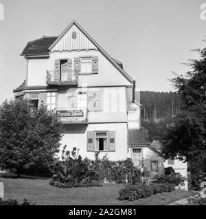 Die Pension Zibold in einem Kurort im Schwarzwald, Deutschland 1930er Jahre. Zibold's bed and breakfast in una Foresta Nera spa resort, Germania 1930s. Foto Stock